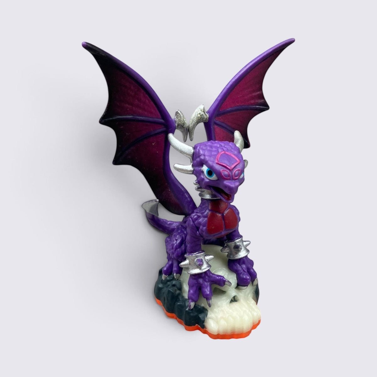 MrPixel Cynder Series 2 Skylanders purple dragon figure with wings and silver spikes standing on a skull base
